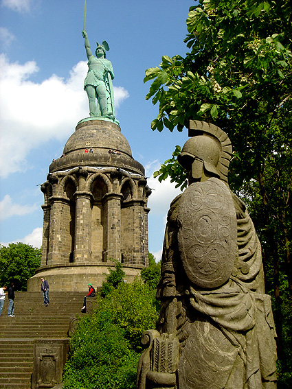 Hermannsdenkmal mit 53 m Höhe Hermannsdenkmal mit 53 m Höhe