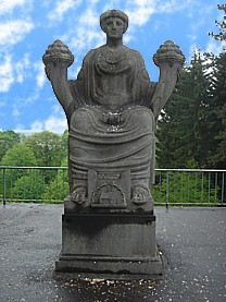 Alfred Krupp in Stein gehauen