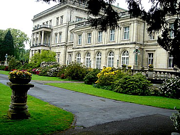 Die Villa umrahmt von einem blhenden Park 